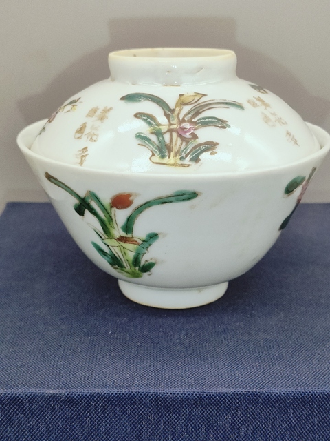 古玩陶瓷民國粉彩花卉紋蓋碗真品鑒賞圖