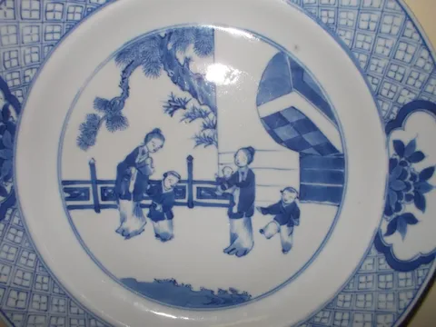 古玩陶瓷清光緒青花仕女嬰戲圖盤真品鑒賞圖