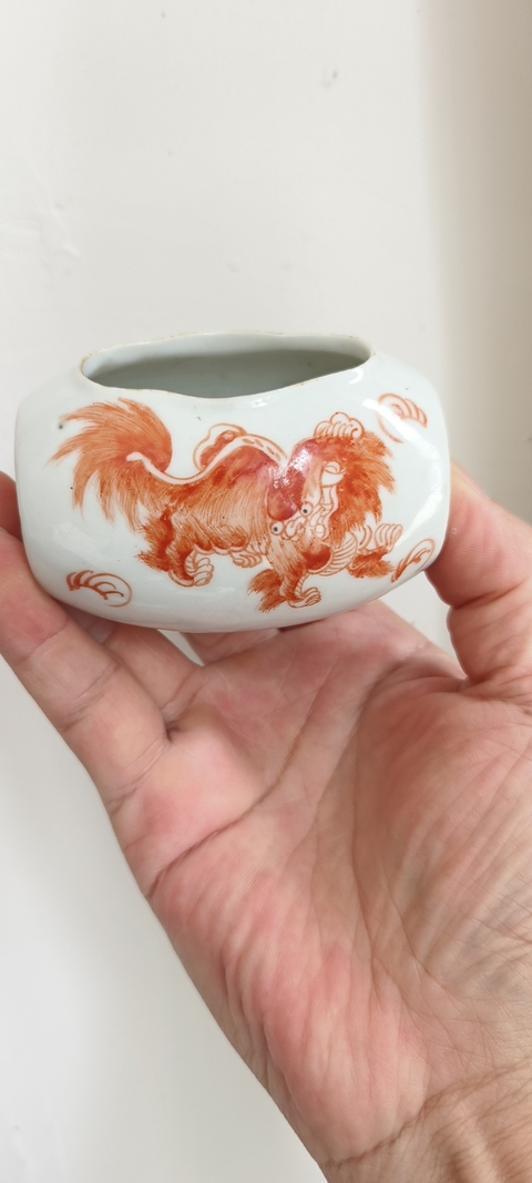 古玩陶瓷獅紋礬紅鳥食罐真品鑒賞圖