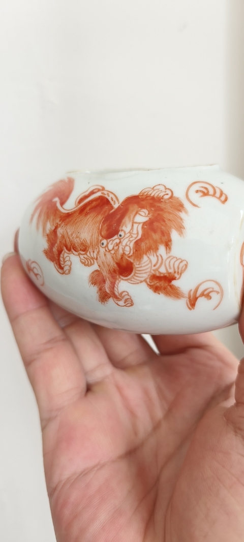 古玩陶瓷獅紋礬紅鳥食罐真品鑒賞圖