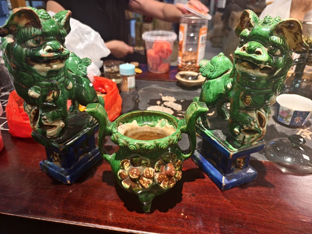 古玩陶瓷素三彩雙獅香爐真品鑒賞圖