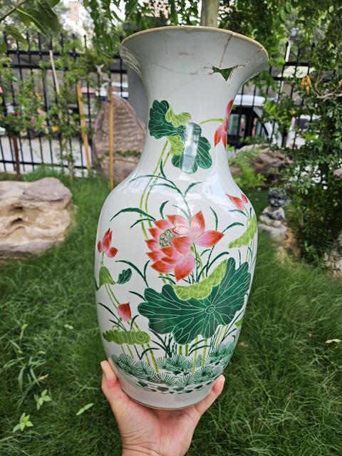 古玩陶瓷粉彩荷花紋大瓶真品鑒賞圖