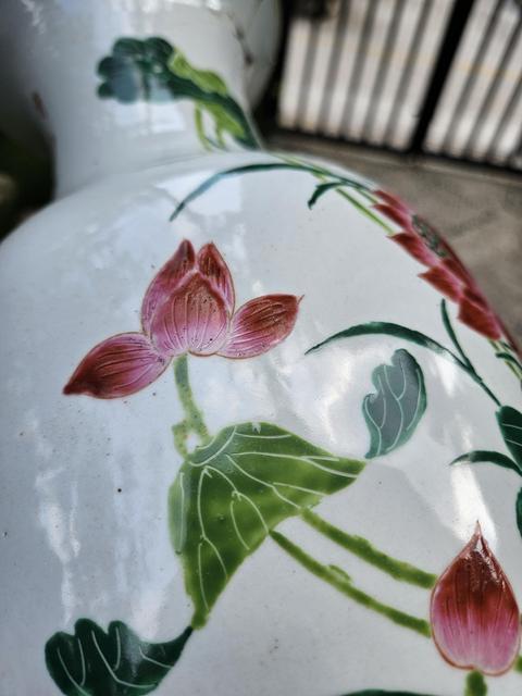 古玩陶瓷粉彩荷花紋大瓶真品鑒賞圖