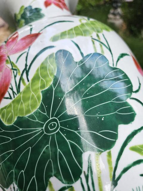 古玩陶瓷粉彩荷花紋大瓶真品鑒賞圖