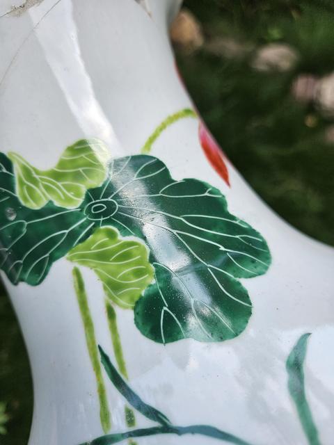 古玩陶瓷粉彩荷花紋大瓶真品鑒賞圖