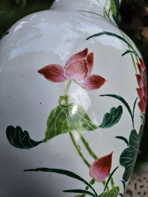 古玩陶瓷粉彩荷蓮紋撇口瓶真品鑒賞圖