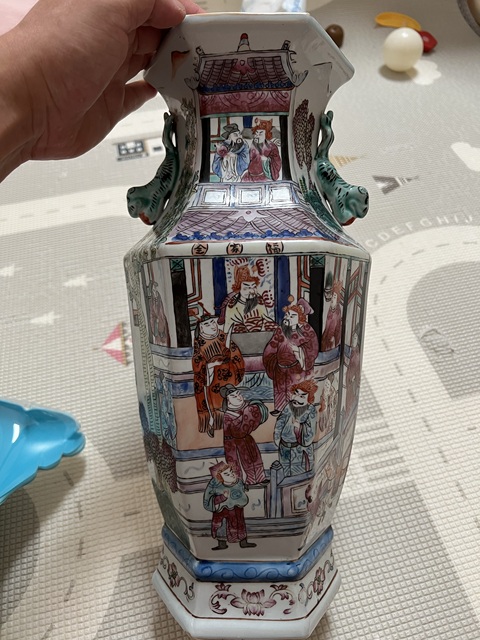 古玩陶瓷人物紋粉彩瓶真品鑒賞圖