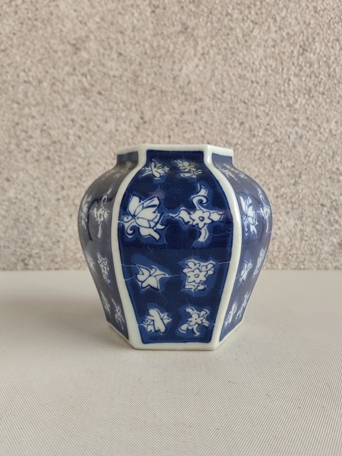 古玩陶瓷青花留白花卉紋六方罐真品鑒賞圖
