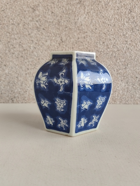 古玩陶瓷青花留白花卉紋六方罐真品鑒賞圖