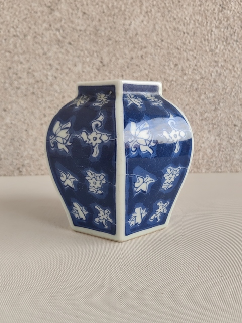古玩陶瓷青花留白花卉紋六方罐真品鑒賞圖