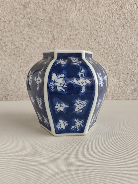 古玩陶瓷青花留白花卉紋六方罐真品鑒賞圖