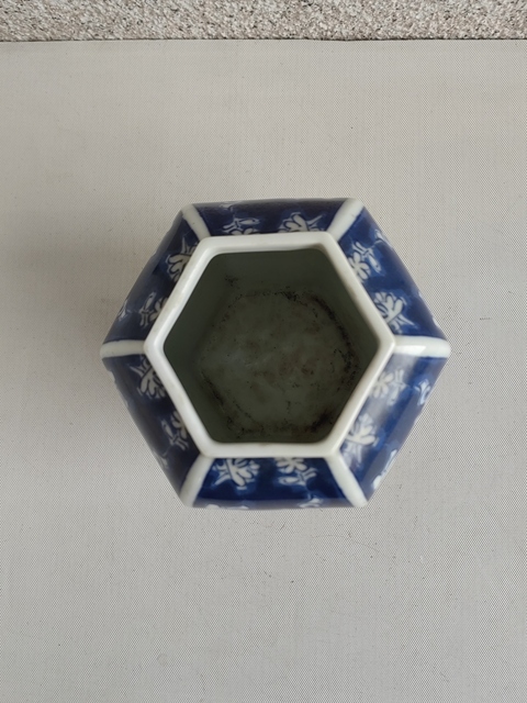 古玩陶瓷青花留白花卉紋六方罐真品鑒賞圖