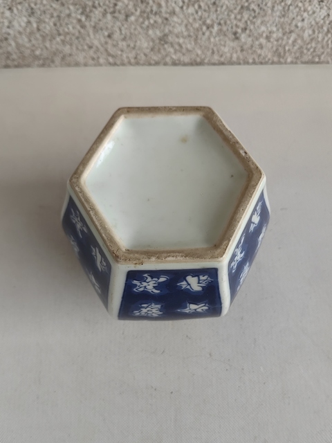 古玩陶瓷青花留白花卉紋六方罐真品鑒賞圖