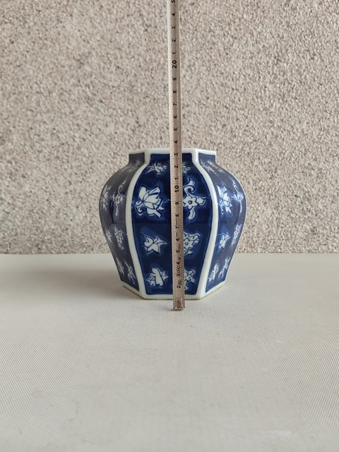 古玩陶瓷青花留白花卉紋六方罐真品鑒賞圖