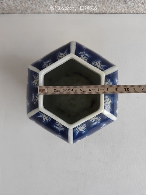 古玩陶瓷青花留白花卉紋六方罐真品鑒賞圖
