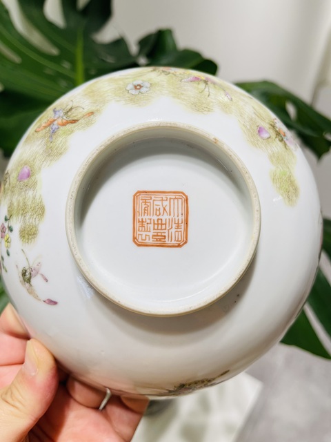 古玩陶瓷花蝶紋粉彩碗真品鑒賞圖