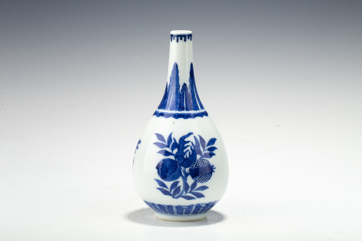 古玩陶瓷清中晚·青花三多紋膽瓶
真品鑒賞圖