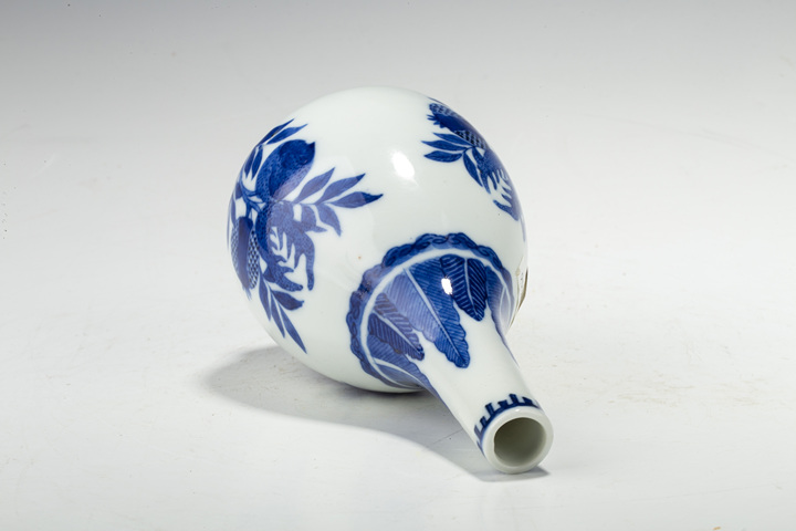 古玩陶瓷清中晚·青花三多紋膽瓶
真品鑒賞圖