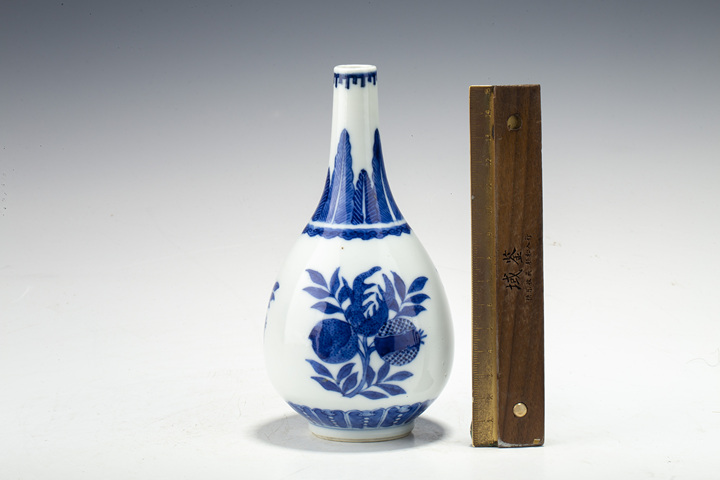 古玩陶瓷清中晚·青花三多紋膽瓶
真品鑒賞圖