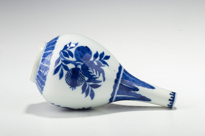 古玩陶瓷清中晚·青花三多紋膽瓶
真品鑒賞圖