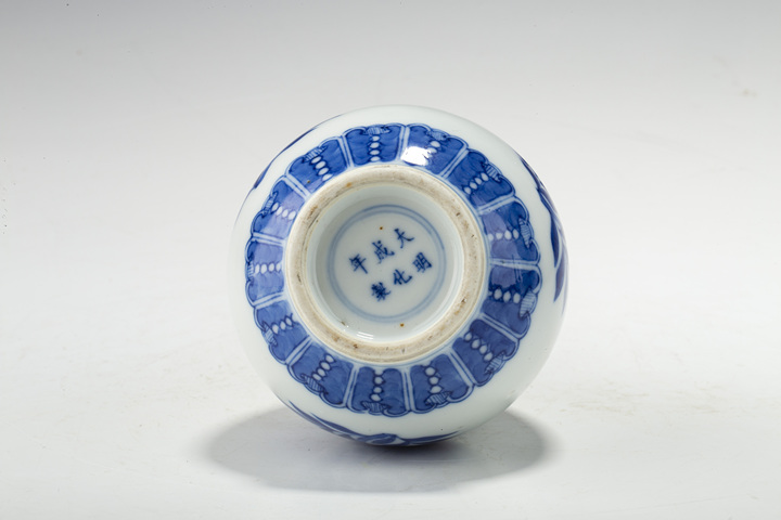 古玩陶瓷清中晚·青花三多紋膽瓶
真品鑒賞圖