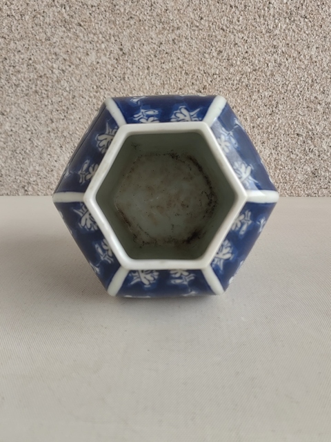 古玩陶瓷青花留白花卉紋六方罐拍賣,當(dāng)前價格450元