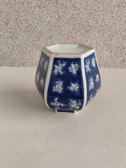 古玩陶瓷青花留白花卉紋六方罐拍賣,當(dāng)前價格450元