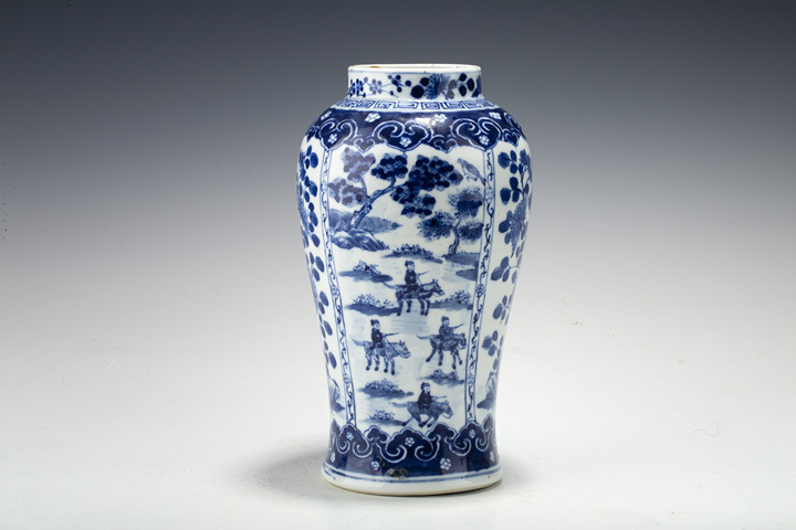 古玩陶瓷清晚·青花開窗花蝶狩獵圖瓶
真品鑒賞圖