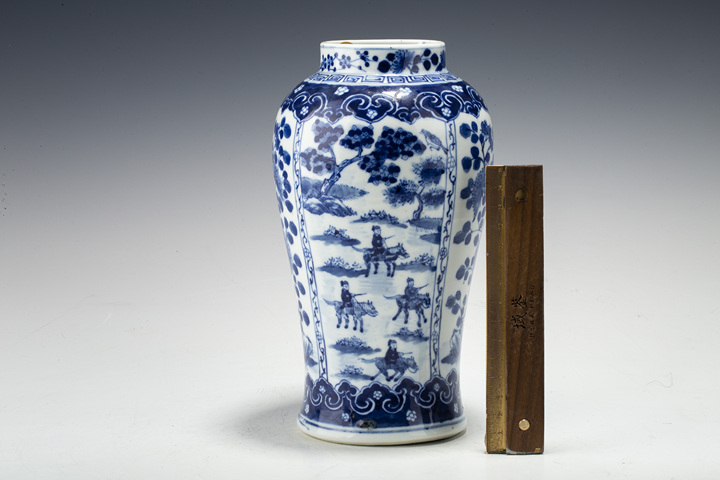 古玩陶瓷清晚·青花開窗花蝶狩獵圖瓶
真品鑒賞圖