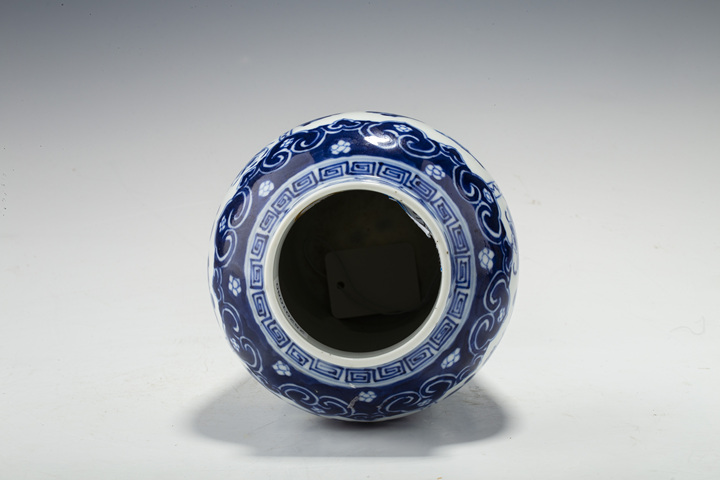 古玩陶瓷清晚·青花開窗花蝶狩獵圖瓶
真品鑒賞圖