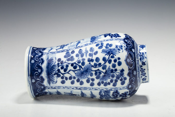 古玩陶瓷清晚·青花開窗花蝶狩獵圖瓶
真品鑒賞圖