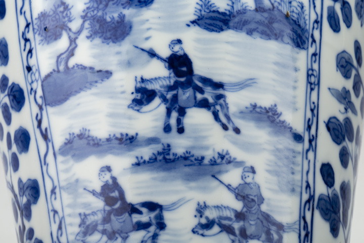 古玩陶瓷清晚·青花開窗花蝶狩獵圖瓶
真品鑒賞圖