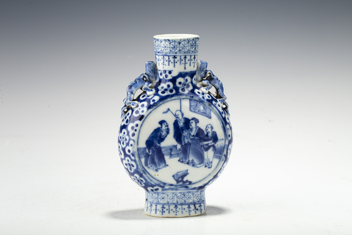 古玩陶瓷清晚·青花人物故事紋龍耳小抱月瓶真品鑒賞圖