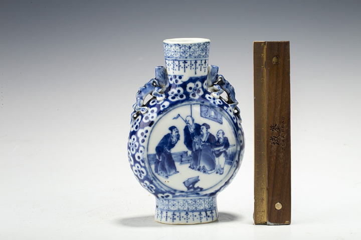 古玩陶瓷清晚·青花人物故事紋龍耳小抱月瓶真品鑒賞圖