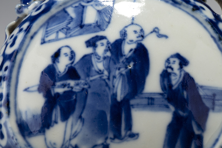古玩陶瓷清晚·青花人物故事紋龍耳小抱月瓶真品鑒賞圖