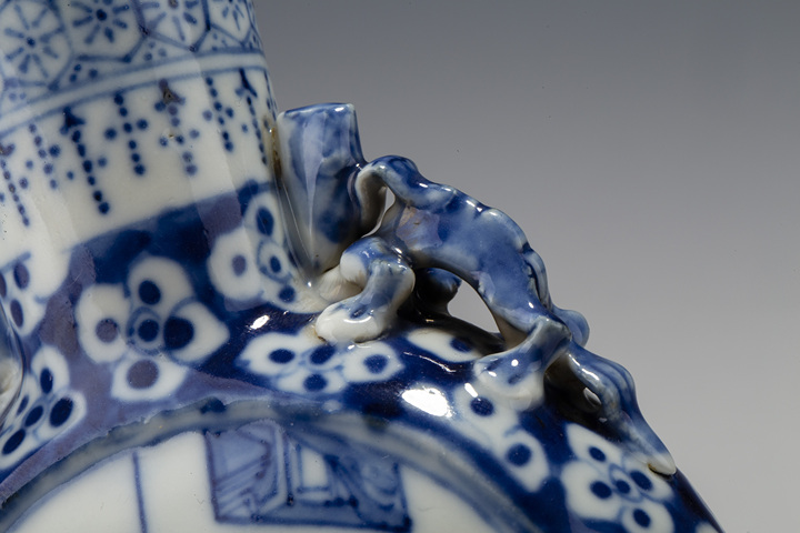 古玩陶瓷清晚·青花人物故事紋龍耳小抱月瓶真品鑒賞圖