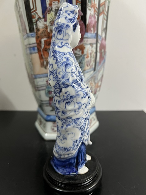 古玩陶瓷青花觀音塑像真品鑒賞圖