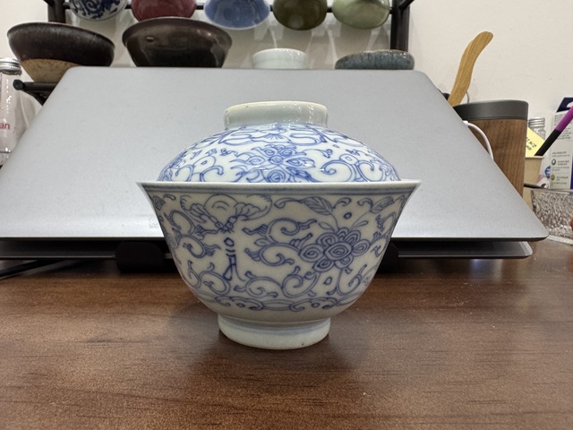 古玩陶瓷清嘉慶青花纏枝花卉福壽紋蓋碗真品鑒賞圖