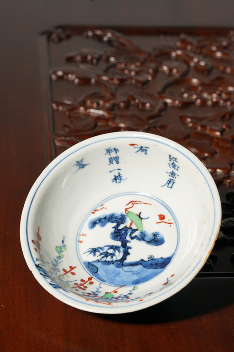 古玩陶瓷青花加彩盤真品鑒賞圖