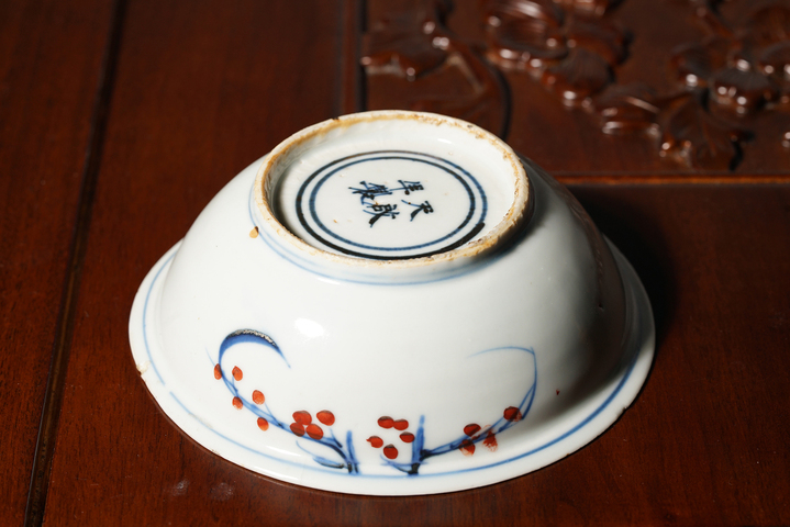 古玩陶瓷青花加彩盤真品鑒賞圖