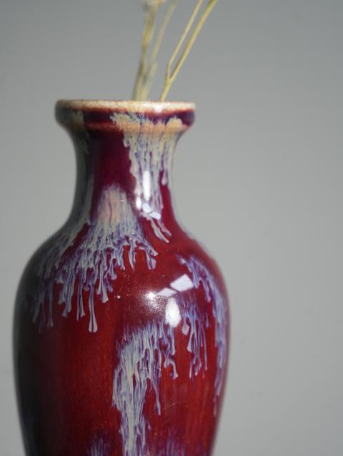 古玩陶瓷紅釉窯變花蘭瓶真品鑒賞圖