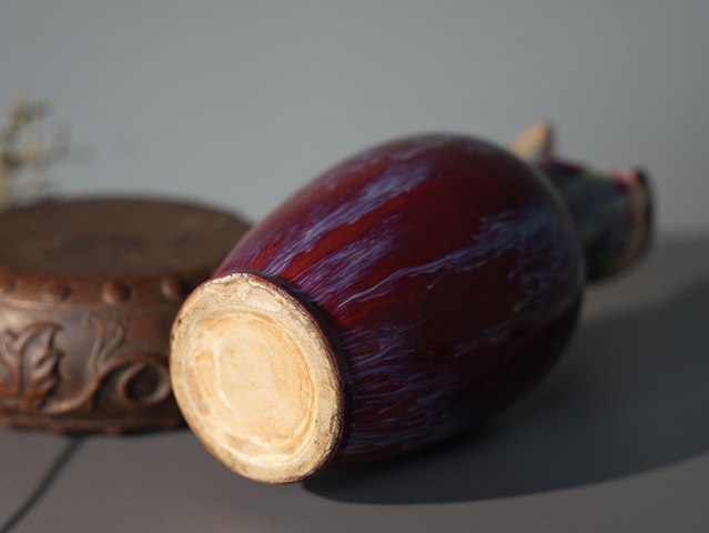 古玩陶瓷紅釉窯變花蘭瓶真品鑒賞圖