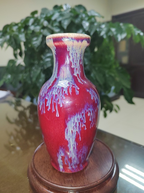 古玩陶瓷紅釉窯變花蘭瓶真品鑒賞圖