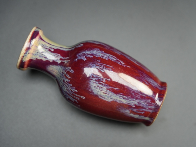 古玩陶瓷紅釉窯變花蘭瓶真品鑒賞圖