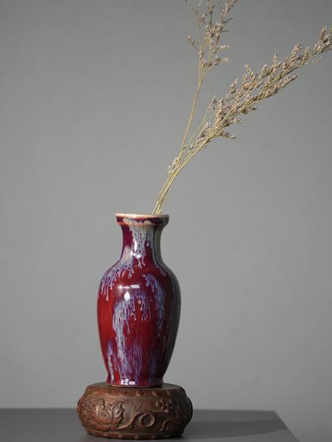 古玩陶瓷紅釉窯變花蘭瓶真品鑒賞圖