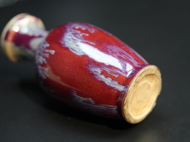 古玩陶瓷紅釉窯變花蘭瓶真品鑒賞圖
