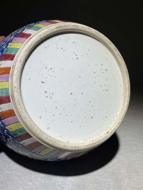 古玩陶瓷花卉紋粉彩罐真品鑒賞圖