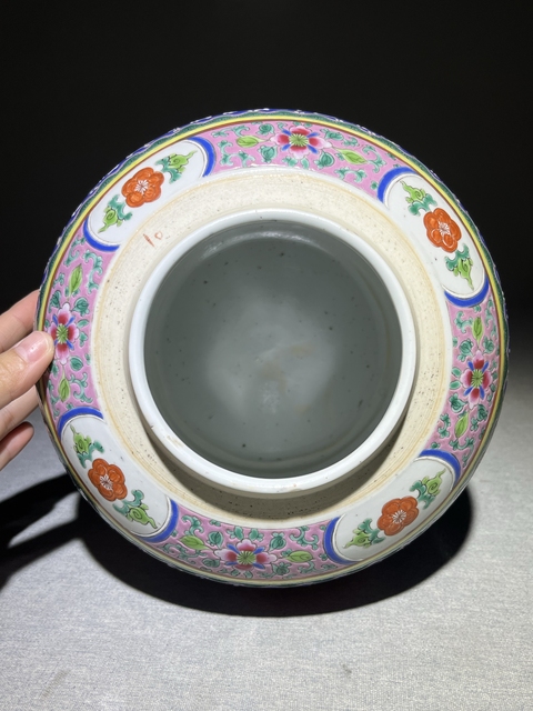 古玩陶瓷花卉紋粉彩罐真品鑒賞圖
