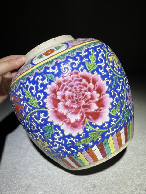 古玩陶瓷花卉紋粉彩罐真品鑒賞圖