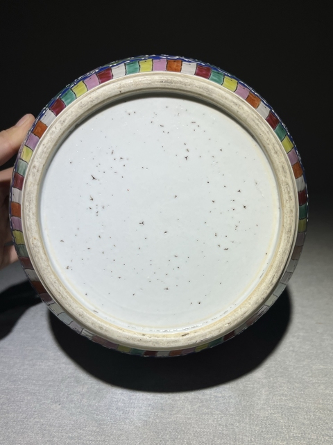 古玩陶瓷花卉紋粉彩罐真品鑒賞圖
